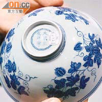 青花「瓜藤紋」胎薄透光，精製妙造，是青花瓷中的極品。