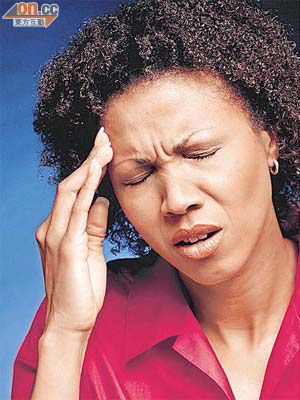 頭痛、潮熱都是女性踏入更年期後的徵狀。	（資料圖片）