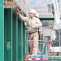 工程人員事後使用升降台勘察天橋瓷磚剝落部分。