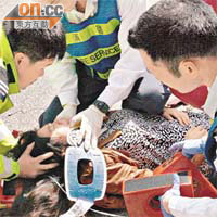 身穿豹紋衫的女子墮地受傷，由救護員在場包紮。
