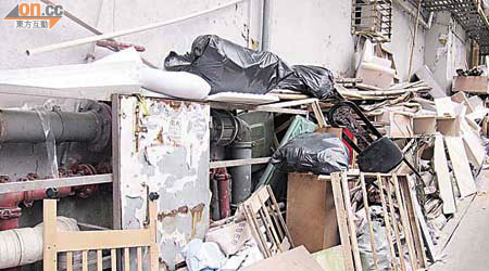 啟田大廈旁有通道常堆滿垃圾，居民擔心鼠患再現。