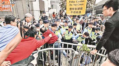 警方搶去示威者的橫額，引起示威者不滿。	（高嘉業攝）