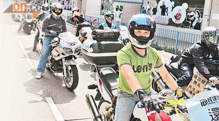 黃大仙居屋居民不滿被剝奪電單車泊車權，駕車到房署示威抗議。