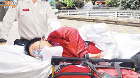 打機暈倒的男童送院時需以氧氣罩協助呼吸。	（郭錦良攝）