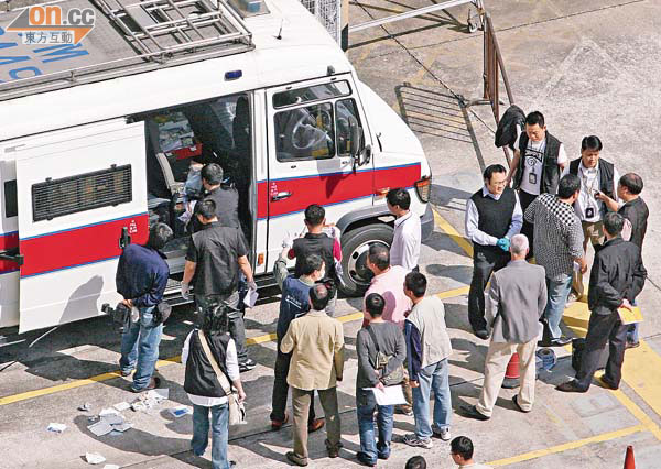 大批警員包圍發生開槍案的衝鋒車調查。（曾志恒攝）