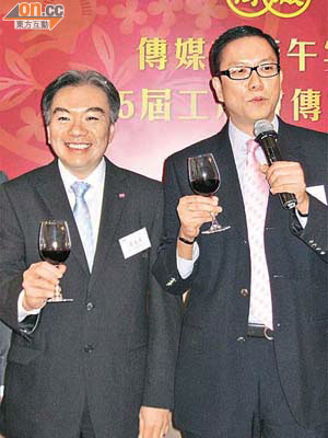 黃友嘉（左）同施榮懷度橋搞旺第二屆香港食品嘉年華。	（嚴少阡攝）