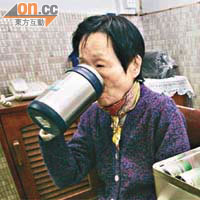 患有哮喘病的葛太表示，為免吸入污濁空氣，只有將買餸的責任交給丈夫。