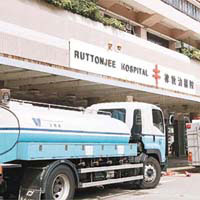 水務署水車及消防泵車到律敦治醫院協助供水。	（梁少恒攝）