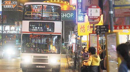 九巴1A線巴士將全面使用空調巴士，乘客失去選擇坐較便宜的非空調巴士。	（袁志豪攝）