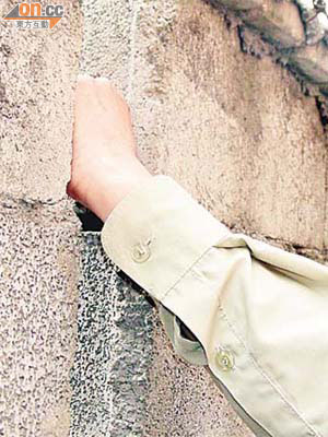小區圍牆裂縫可放入拳頭。