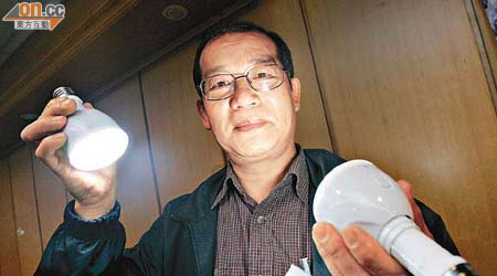 林信義指，「LED多用途電燈膽」除慳電外，光度更比一般電燈膽強。