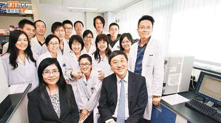 沈祖堯（前右）、于君（前左）及實驗室團隊，花十六年心血成功發現三個可對抗胃癌的腫瘤抑制基因，有望發展成早期胃癌診斷測試。	（麥潤田攝）
