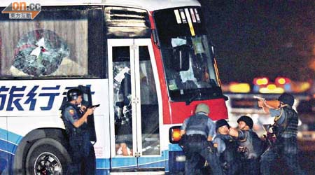 人質慘案發生當日，菲律賓特警在營救行動曾在車頭展開攻擊。