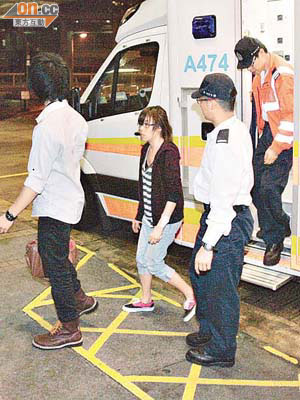 遭賊人搶走手機的女子由男親友陪同送院。	（呂浩鋒攝）