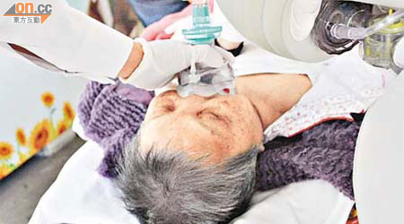疑骾喉窒息的老婦被送院搶救後不治。	（郭錦良攝）