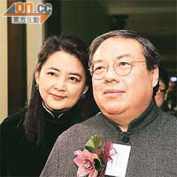 前民政事務局局長何志平（右）與明星太太胡慧中愈來愈有夫妻相，連眼神、笑容都一致。