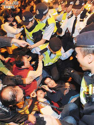 警方改變過往由四名以上警員抬走示威者的做法，像「拖屍」般隨手拖行示威者並凌空掟落地。	（資料圖片）