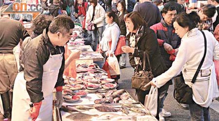 各區街市食材價格不斷上升，市民負擔愈來愈重。	（袁志豪攝）