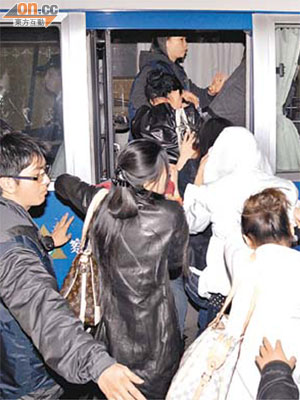 警方在舊葡京酒店的掃黃行動中拘捕廿九人。	（本報澳門傳真）