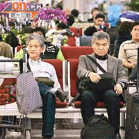 飛往日本的航班延誤，乘客在香港機場苦等。