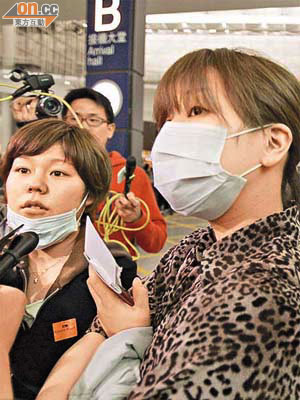 日本女學生椎名（左）表示擔心仙台朋友的安危。	（伍鎮業攝）