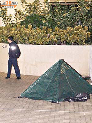 女生墮樓身亡，警員用帳篷遮蓋屍體。	（文建雄攝）
