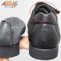 鞋領護跟<br>防跌醫療鞋（右）「包跟」堅挺寬闊，「鞋領」高（圓圈示），比一般鞋款（左）更能保護腳跟。