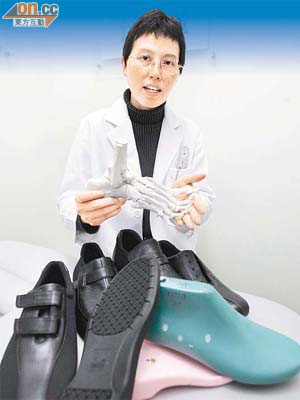 吳燕玲指，鞋可屈曲的位置要配合蹠骨關節。穿着不合適的鞋可引致膝蓋痛。	（梁耀榮攝）