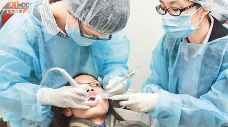 印尼領事館與港大牙醫學院合作，為印傭提供免費牙齒檢查，派出港大牙齒學士生為印傭洗牙。	（鍾麗珊攝）