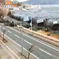 海嘯一刻<br>巨浪沖向宮城縣沿岸的一刻。（電視畫面）