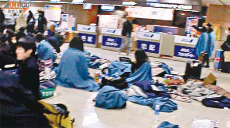 有港人拍攝得日本成田機場的情況，大批旅客在機場留宿等候機位。	（受訪者提供）