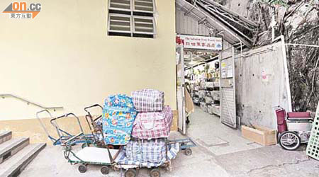 救世軍灣仔活道家品店以鋅鐵板搭建並阻塞大樓逃生通道，需即時清拆。