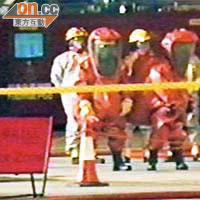 身穿防化衣的消防員在赤鱲角停機坪戒備。	（有線畫面）