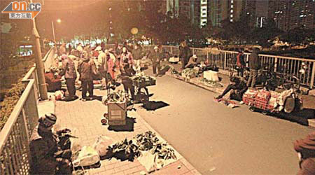 清晨五時至七時，鄰近天水圍天瑞邨的「天光墟」有逾四十人擺檔，儼如一個「經濟特區」。
