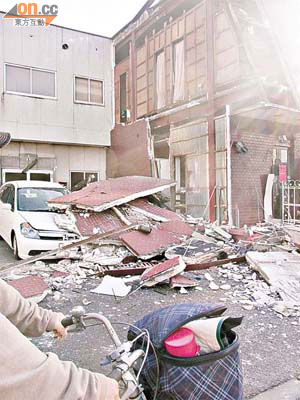 大地震過後，仙台市內滿目瘡痍，多處房屋倒塌。	（讀者利先生提供）