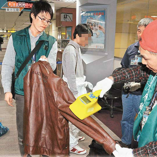 台灣留日學生（中）昨由東京返回台灣時，在桃園機場被測檢出遭輻射污染。 （本報台北圖片）