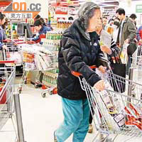 市民爭取到超市搶購食鹽食米。	（劉雲彪攝）