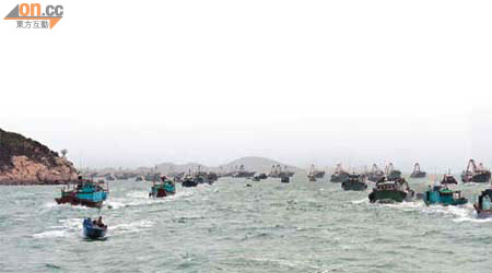 近二百艘漁船昨遊行至石鼓洲反對政府計劃興建焚化爐。	（黃子源攝）