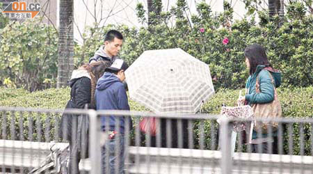 死者家人冒雨在現場路祭，場面哀傷。	（文健雄攝）