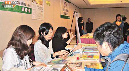 不少出席講座的家長查詢日本地震後的課程應變安排。	（李寶怡攝）