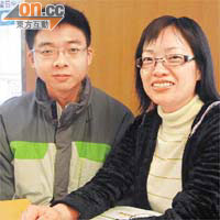 劉太（右）說最少押後一至兩年才再考慮讓兒子到日本留學。	（李寶怡攝）