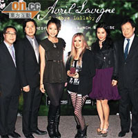 淘至尊春茗<BR>淘至尊早前贊助加拿大搖滾小天后Avril Lavigne（右三）來港演出，活動後一起合照。左起徐傳順、淘至尊總裁吳傑莊、名模陳嘉桓、Avril Lavigne、港姐張嘉兒、金至尊高層許浩明。