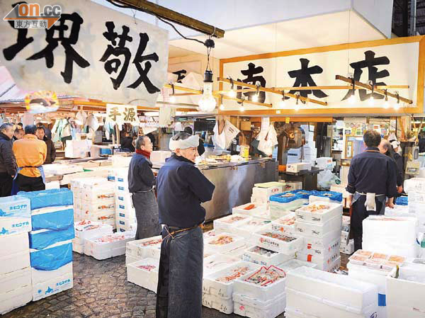 每日均是人山人海競投魚產的築地市場，近日一片死寂。