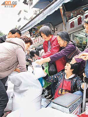 本港近日引起核輻射恐慌，大批市民誤信食鹽抗輻射謠言，紛紛搶購。