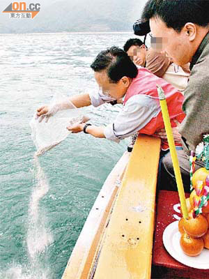 漁民團體批評當局懶監管海上撒骨灰活動，令海底成骨灰龕場。	（資料圖片）