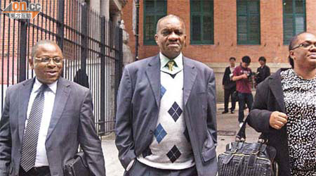 三名剛果的代表昨日到法庭旁聽。	（麥文浩攝）
