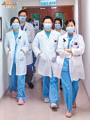 屯門醫院醫生在白袍上扣黑絲帶，表達對周一嶽言論的不滿。
