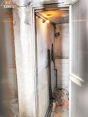 竊匪在連接廁所與珠寶店的牆壁鑿開一個大洞。	（曾志恒攝）