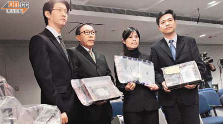 警方在行動中合共檢獲十八部內藏兒童色情物品的電腦。左起：總督察陳志勇、陳志文、警司招秀美及總督察陳天柱。