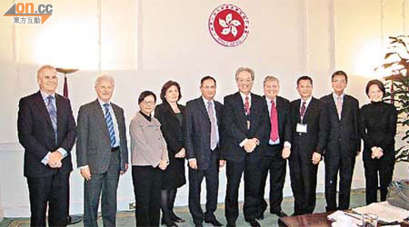 帳委會成員與審計署署長鄧國斌（右二）與英國嘅審計部門代表合照留念。